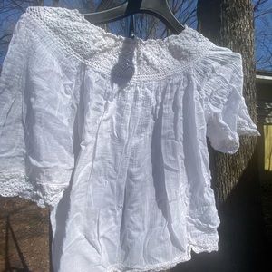 BUY1 GET1 FREE🌺 
White Top with beautiful appliqué size petite small (worn once